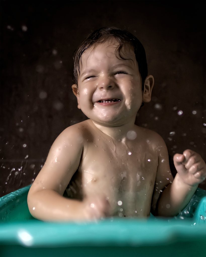 Como ensenar al bebe a disfrutar del agua y el bano