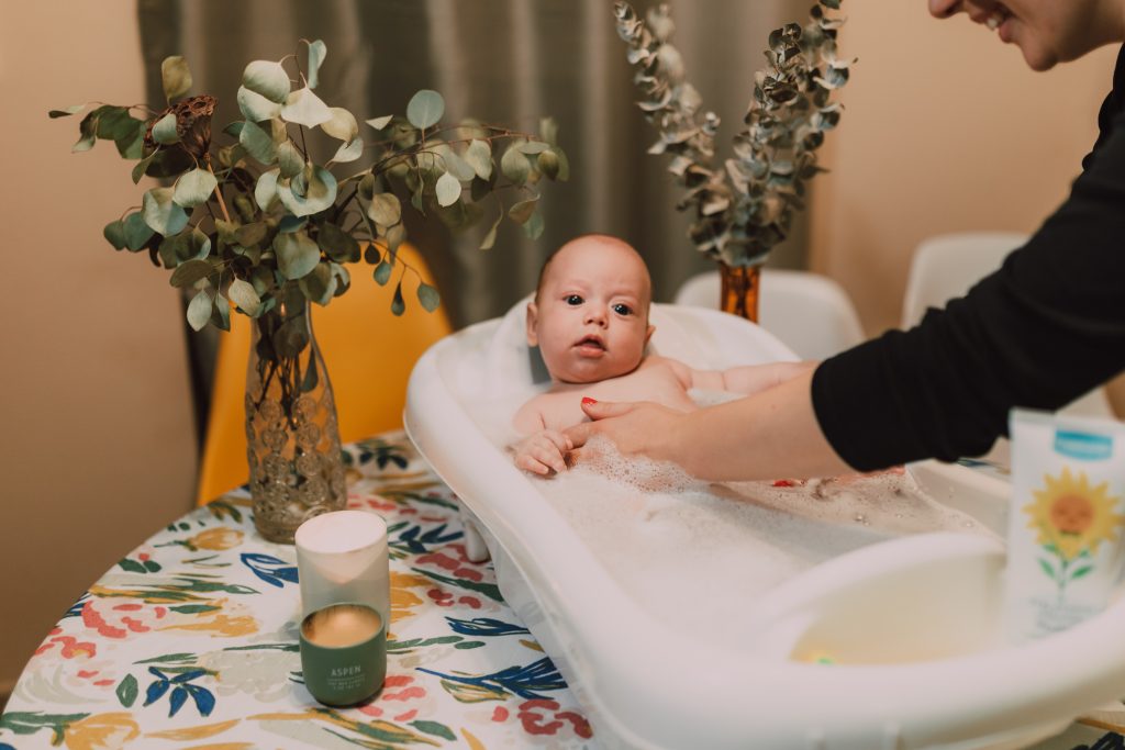 Cómo organizar una rutina de baño relajante para el bebé