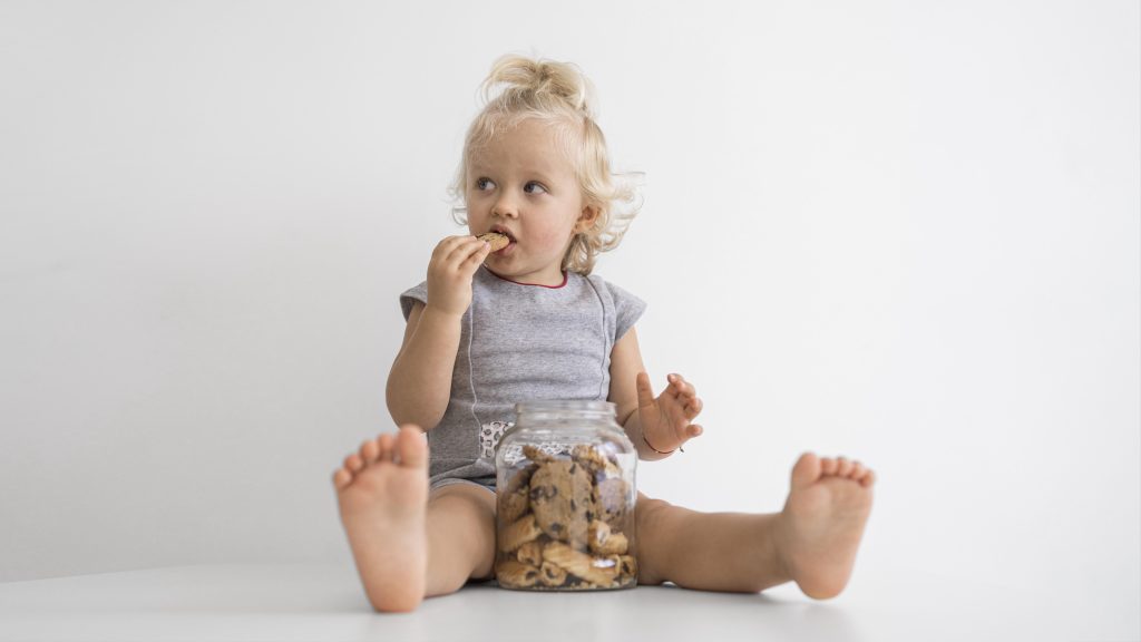 nina comiendo galletas